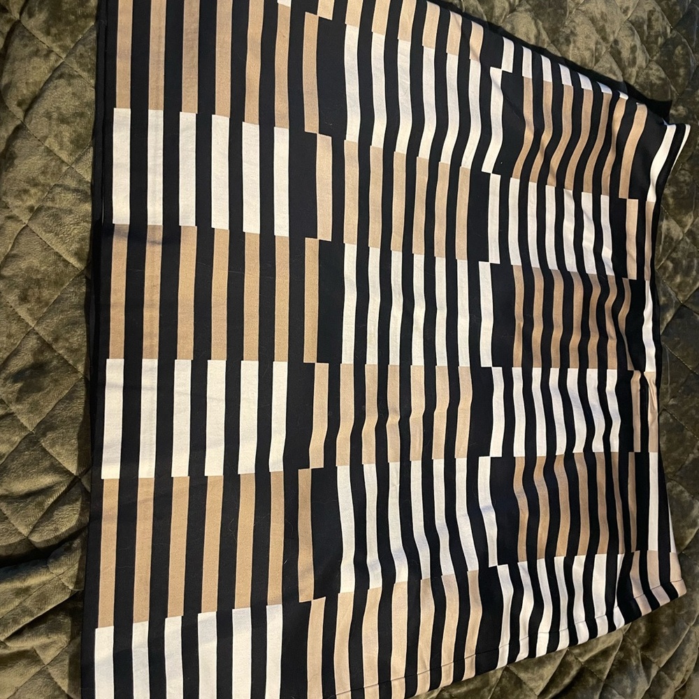 20” lightweight pencil skirt. Striking pattern.